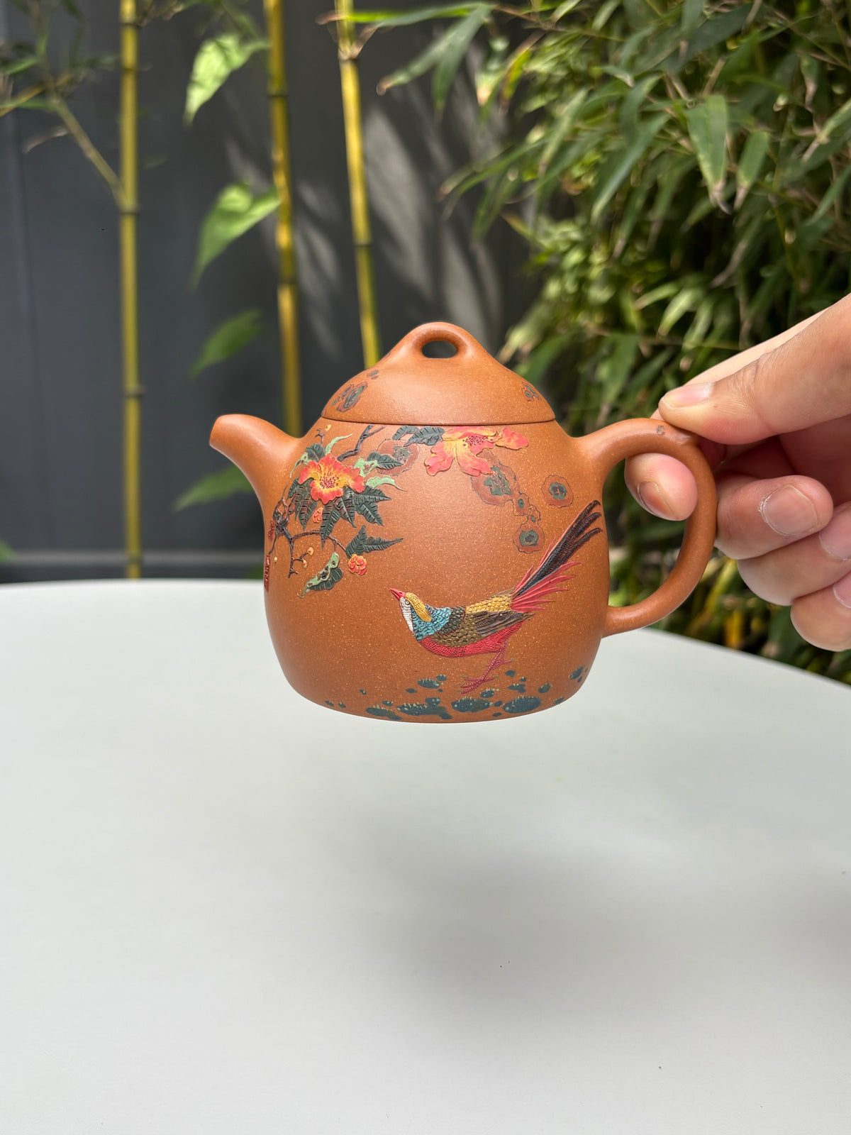 沈更轶制·彭金格堆绘·邱玉林饰字【秦权壶·锦上添花】——原矿优质老段泥·300cc ——国大师邱玉林装饰·锦上添花 ——紫砂立体浮雕大师·彭金格 堆绘 ——正高级工艺美术师·沈更轶 亲制孤品