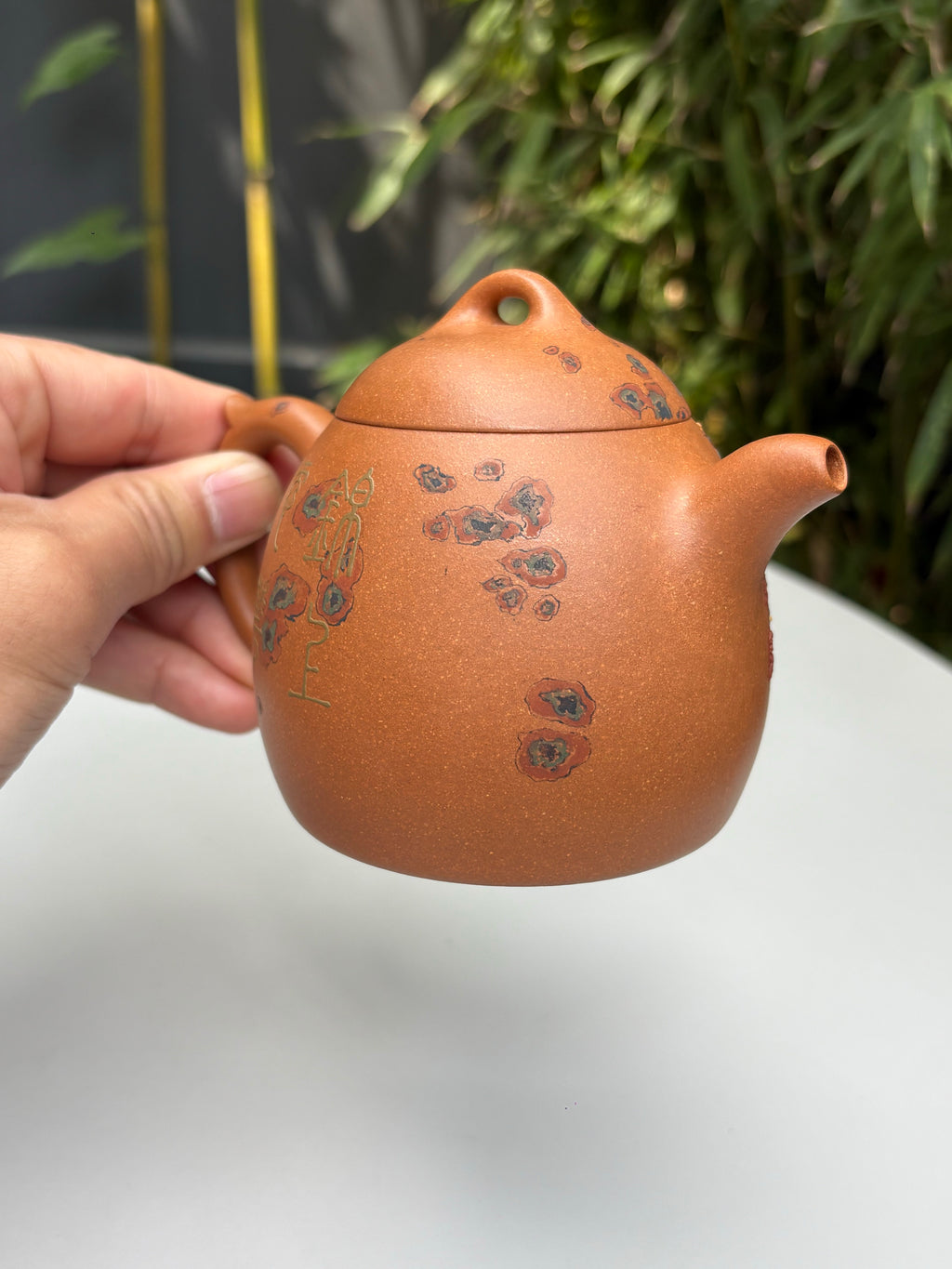 沈更轶制·彭金格堆绘·邱玉林饰字【秦权壶·锦上添花】——原矿优质老段泥·300cc ——国大师邱玉林装饰·锦上添花 ——紫砂立体浮雕大师·彭金格 堆绘 ——正高级工艺美术师·沈更轶 亲制孤品