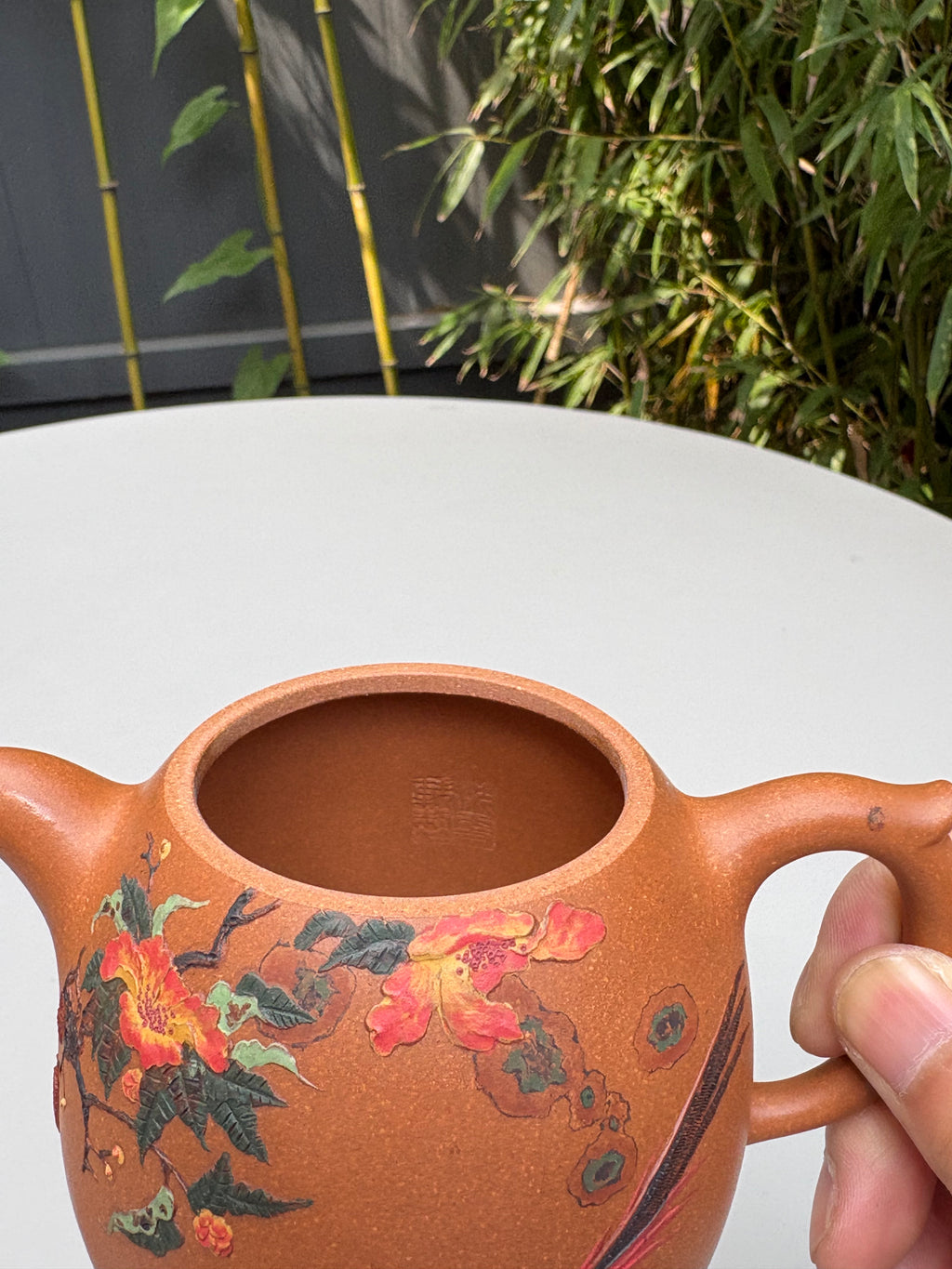 沈更轶制·彭金格堆绘·邱玉林饰字【秦权壶·锦上添花】——原矿优质老段泥·300cc ——国大师邱玉林装饰·锦上添花 ——紫砂立体浮雕大师·彭金格 堆绘 ——正高级工艺美术师·沈更轶 亲制孤品